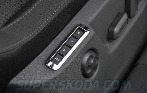 Škoda Superb II - Chromový rámeček nastavování sedaček