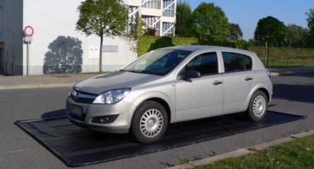 Zbavte se problémů se sněhem v garáži – s praktickou podložkou pod auto