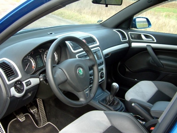 Škoda Octavia II / facelift - Dekory interiéru, sada 1 (lišty palubní desky a dveří )stříbrný matný