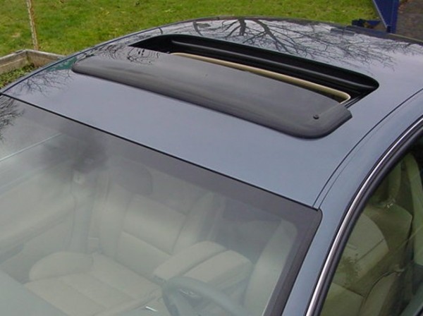Škoda Fabia - Větrná clona střešního okna