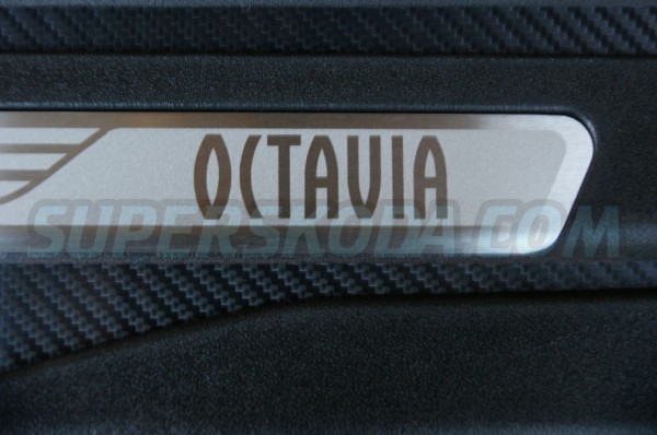 Škoda Octavia II - Pastové kryty prahů s logem OCTAVIA