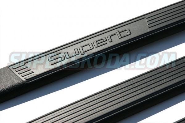 Škoda Superb II - Prahové lišty černé s logem Superb