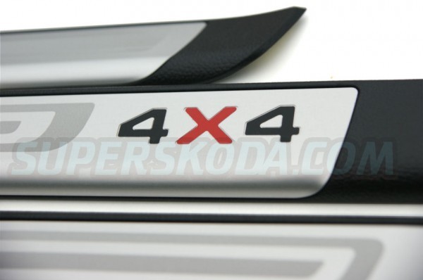 Škoda Superb II - Prahové lišty s logem 4x4