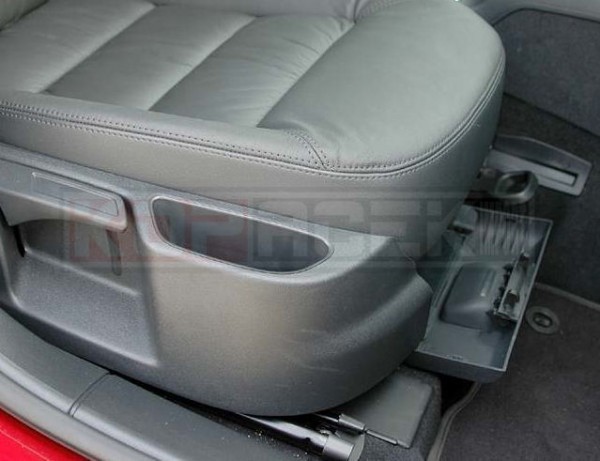 Škoda Octavia II - Odkládací přihrádka pod sedačku řidiče