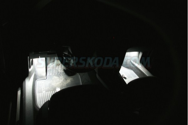 Škoda Superb II - Led osvětlení pedálů a prostoru na nohy