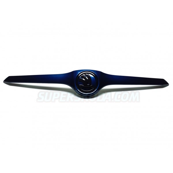 Škoda Superb II 09-13 - horní lišta masky v barvě  LAVA BLUE (W5Q) s novým logem modro černým