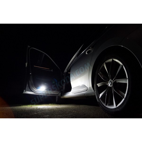 Škoda Superb III - LED osvětlení dveří