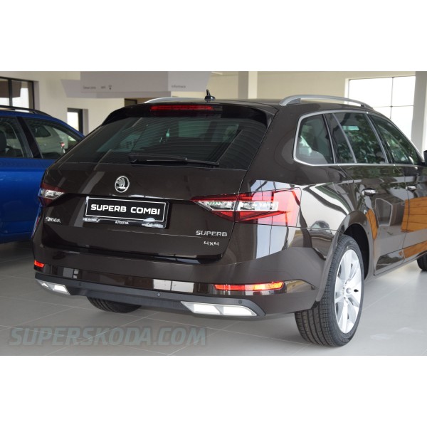 Škoda Superb III - atrapy výfuku s bílou odrazkou