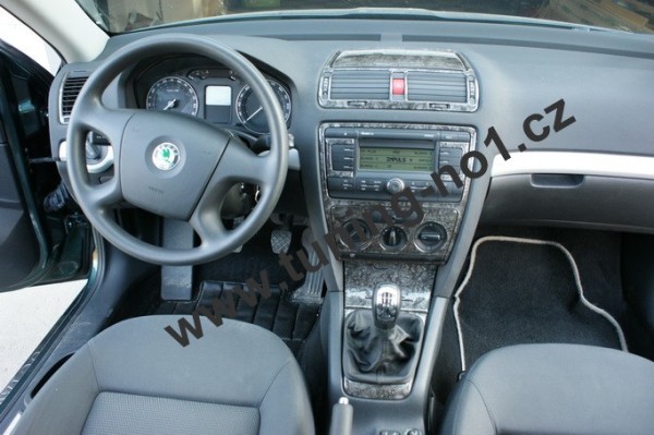 Škoda Octavia II - dekor přístrojové desky v provedení TITAN