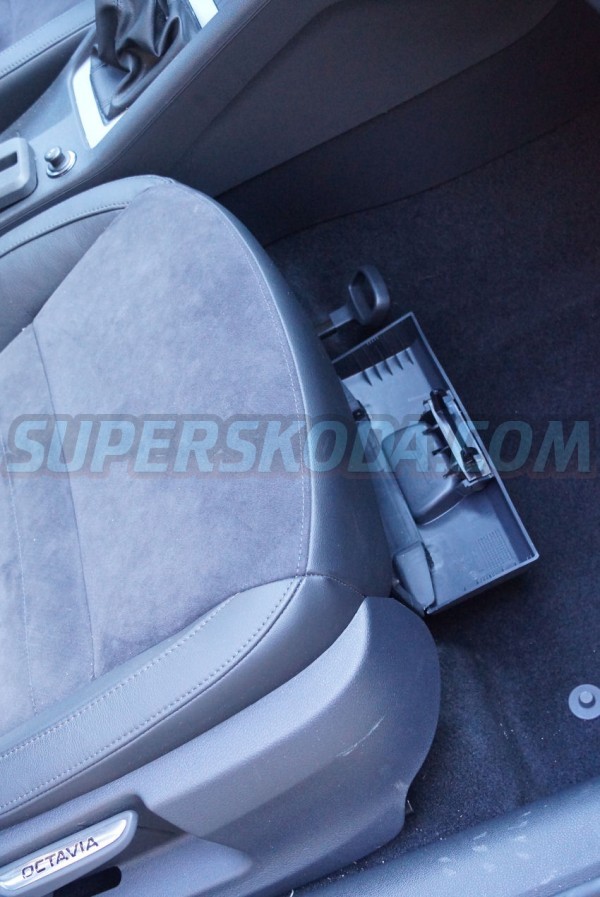 Škoda Octavia III - Odkládací schránka pod sedačku pravá