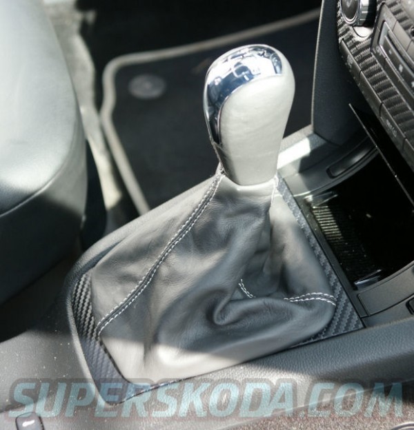 Škoda Yeti - Kompletní řadička s bílím prošitím M5
