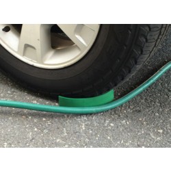 The Hose Slide - 2 Pack - zarážky proti zasekávání hadice a kabelu pod pneumatikami, 2 ks
