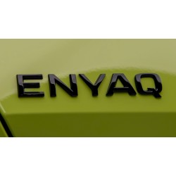 Škoda ENYAQ RS - zadní logo ENYAQ černé