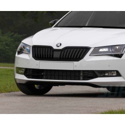 Škoda Superb III - černý rámeček masky v barvě F9R