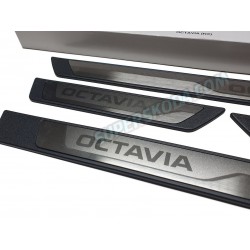 Škoda Octavia IV - prahové lišty s logem OCTAVIA V2
