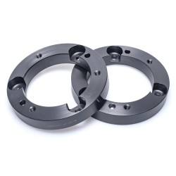 ST Suspensions podložky pro zvýšení vozu pro BMW řada 1, E81, E87, RWD, zvýšení přední nápravy +20 mm