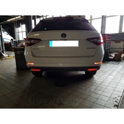 Škoda Superb III - atrapy výfuku, ABS s červenou odrazkou