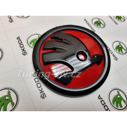 Škoda Kodiaq - zadní logo v originální barvě vozu F3P Velvet RED